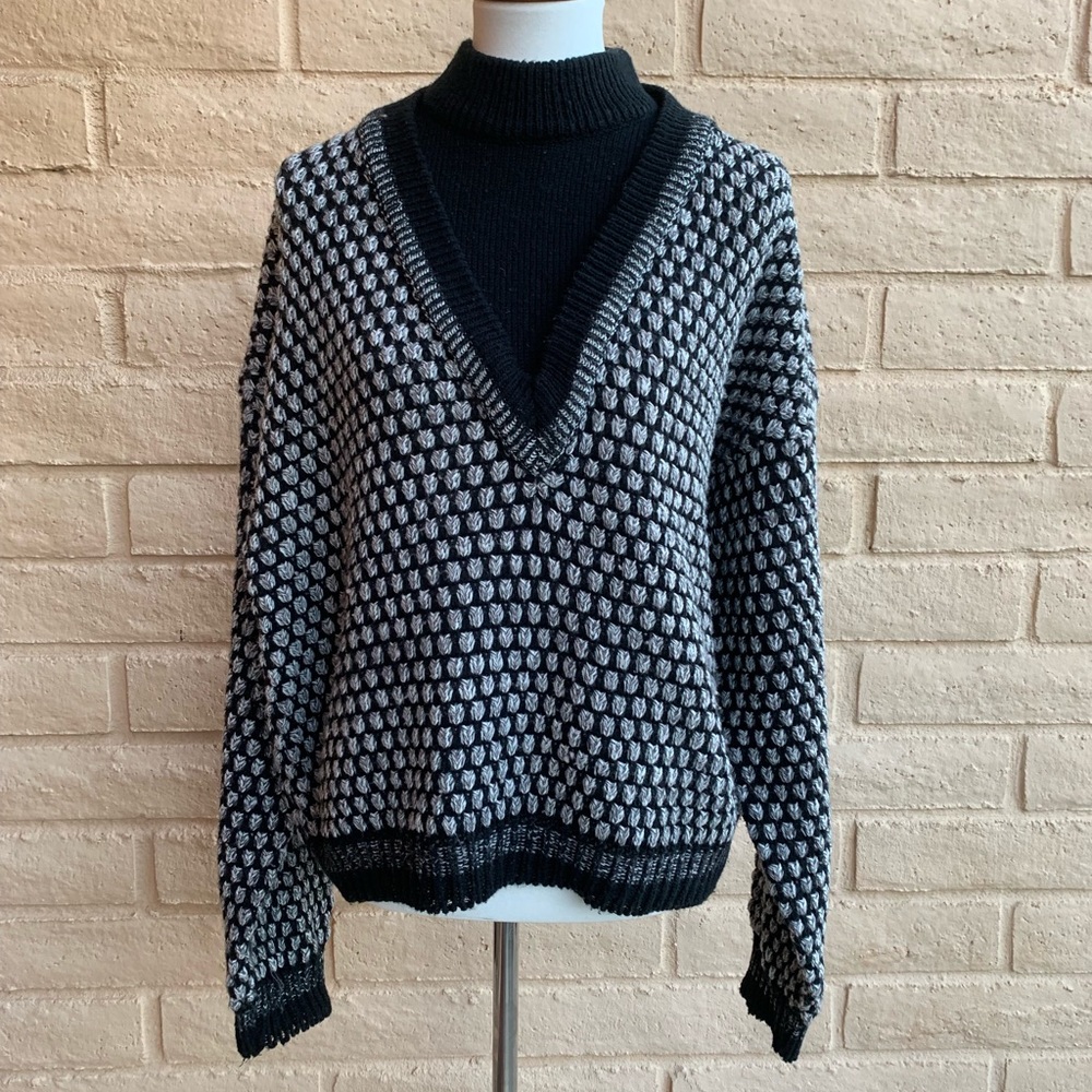 90’s men’s sweater.